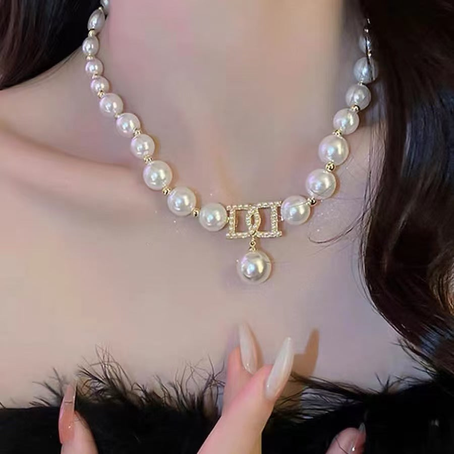 6 Set - Pearls short necklace (Unit price 42)