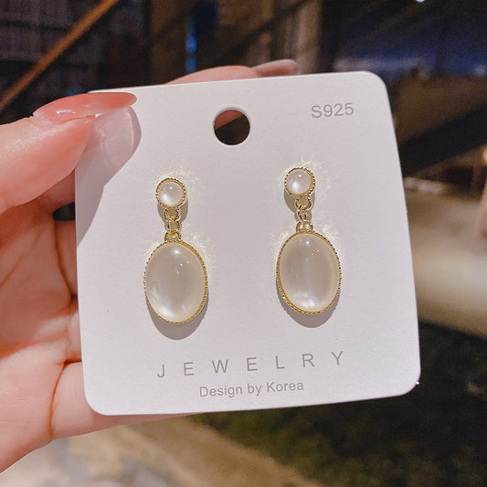 6 Set - White moonlight cat's eye stone earrings (Unit price 26)