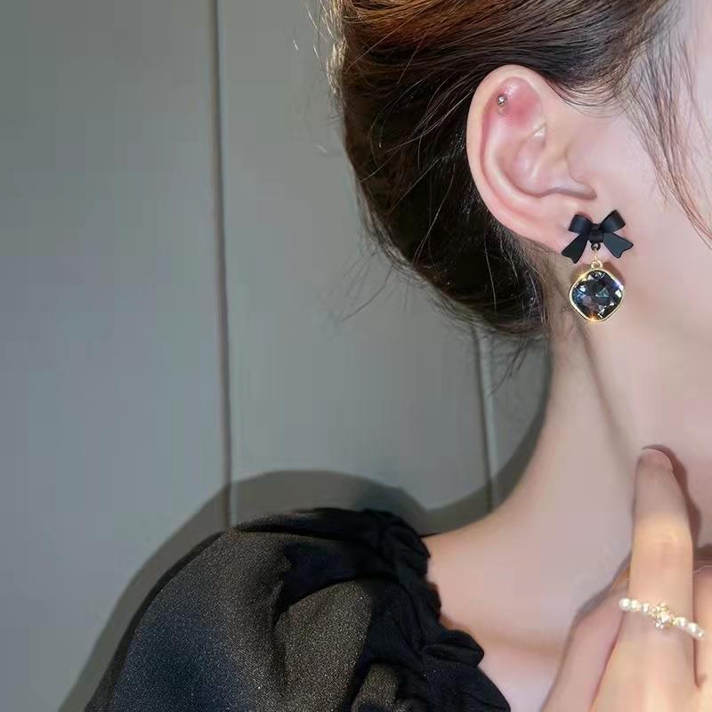 6 Pairs - New trendy black earrings (1 Pair price 25)
