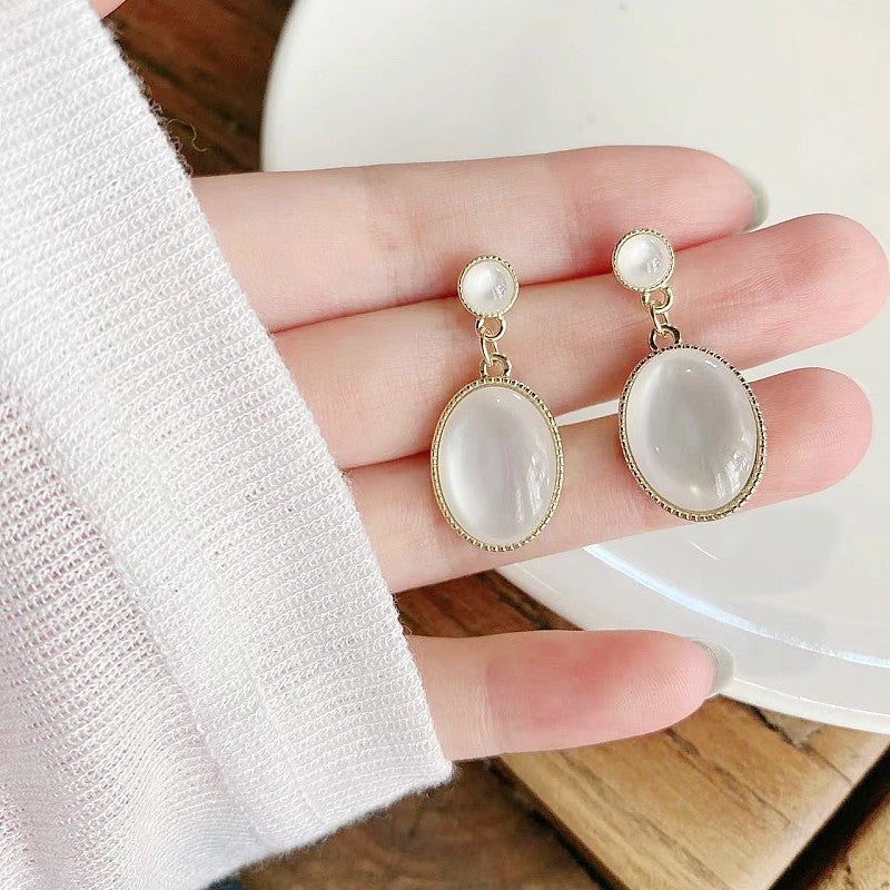 6 Set - White moonlight cat's eye stone earrings (Unit price 26)