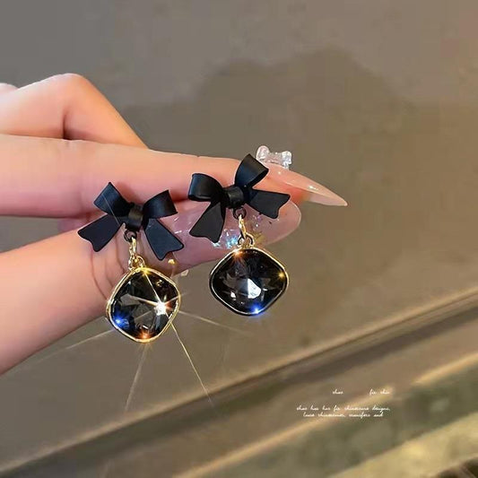 6 Pairs - New trendy black earrings (1 Pair price 25)