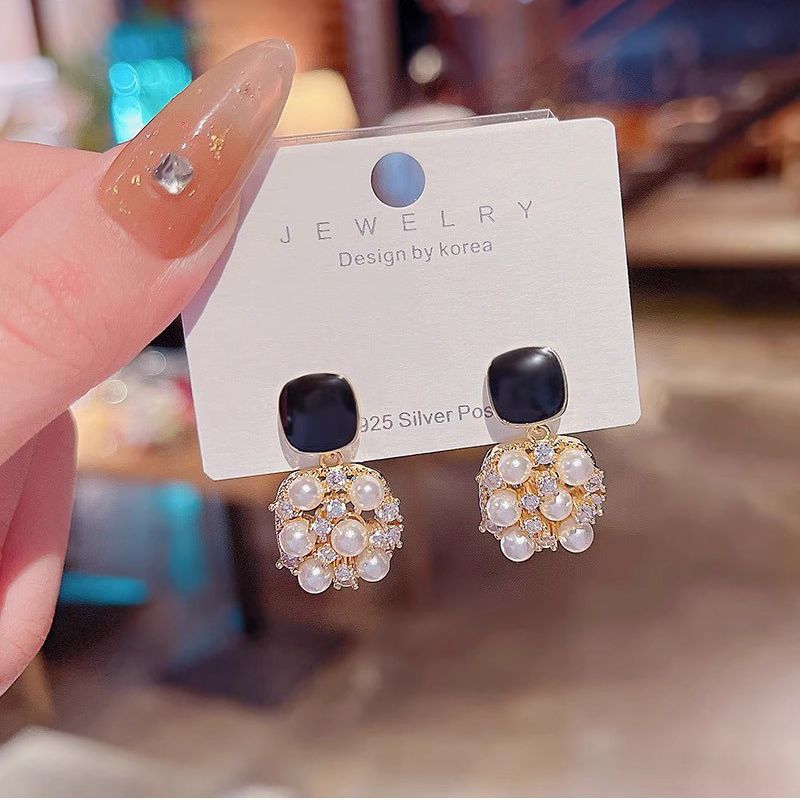 6 Set - Square pearl earring (Unit price 28)