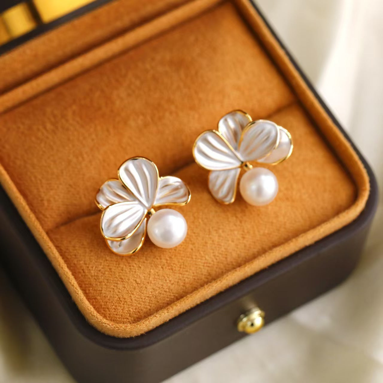 6 Set - White flower pearl earrings (Unit price 31)