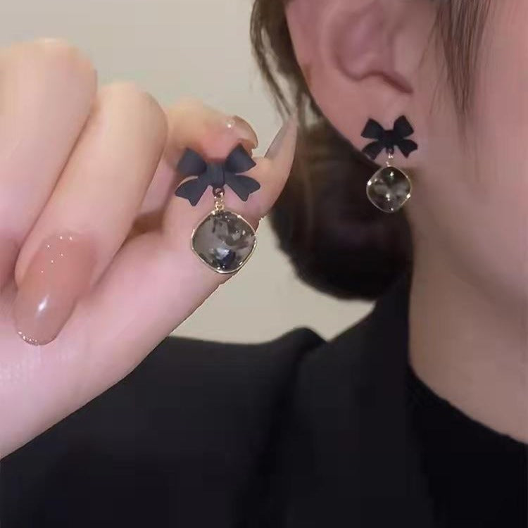 6 Pairs - New trendy black earrings (1 Pair price 25)