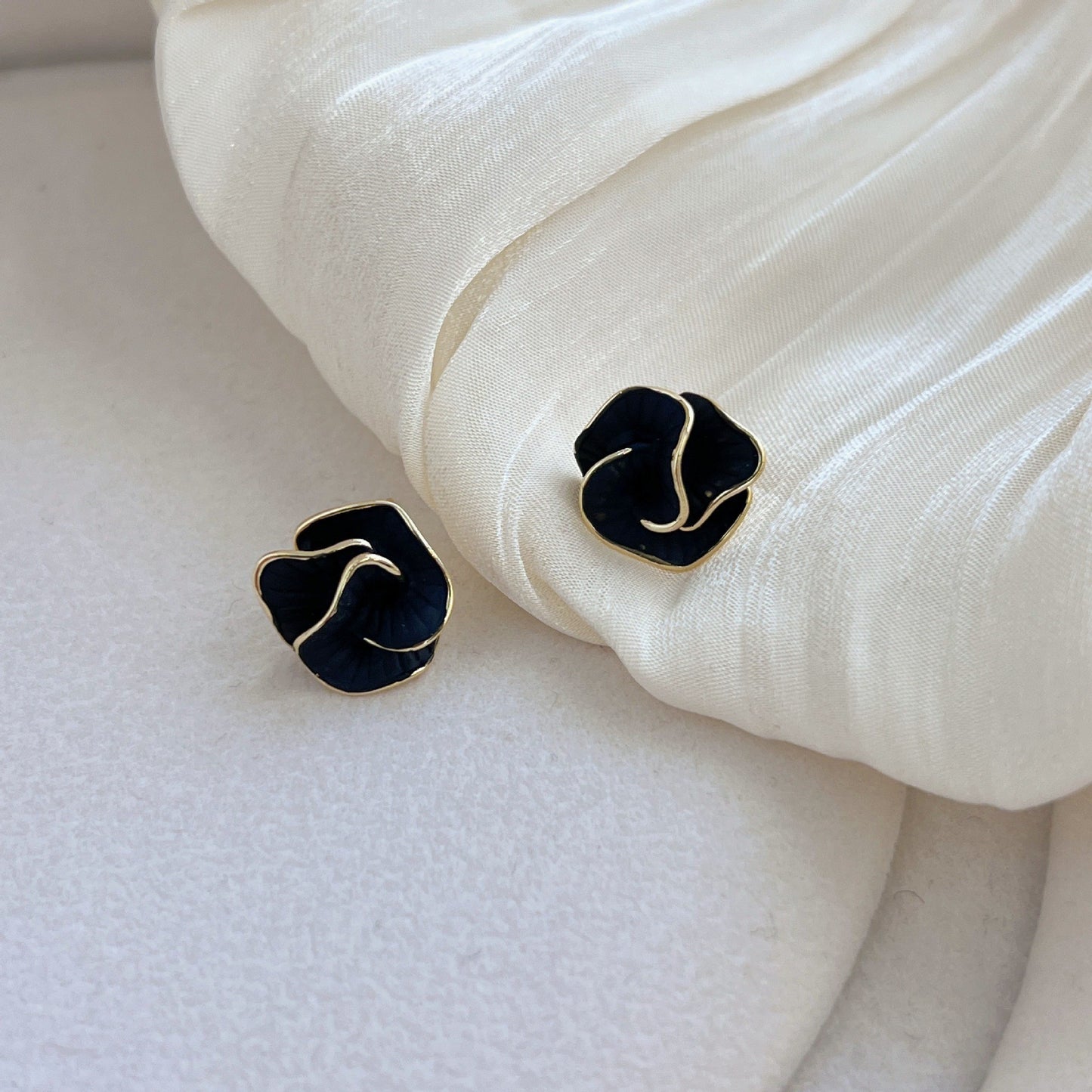 6 Set - Drip glaze black camellia earrings (Unit price 20)