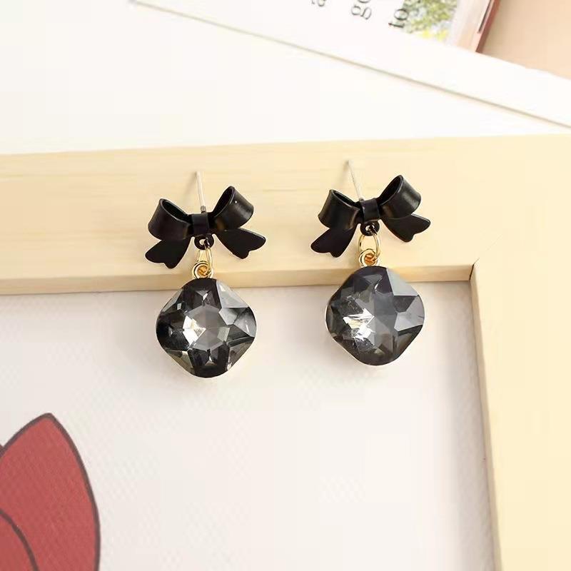 6 Pairs - New trendy black earrings (1 Pair price 25)